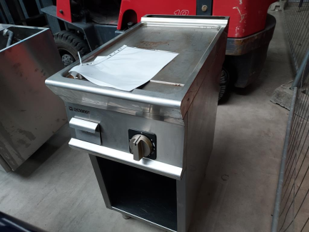 Zdjęcie przedmiotu: Set of gastronomic equipment (, AKTEK7211600 Krosno-Metal cooling table, 2x TECNOINOX FTC4FE7 electric grill plate, STALGAST 770350V02 induction cooker)