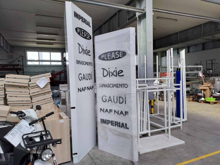 Zdjęcie przedmiotu: Wyposażenie meblowe do sklepu 