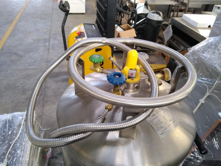 Zdjęcie przedmiotu: Cryogenic chamber P.P.H JUKA KRIOSAUNA 0104-1 + Tank for liquid nitrogen