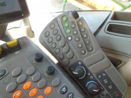 Zdjęcie przedmiotu: JOHN DEERE S690 S600 harvester + header JOHN DEERE model 635R with a header carriage