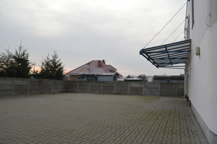 Zdjęcie przedmiotu: Budynek handlowo-biurowy