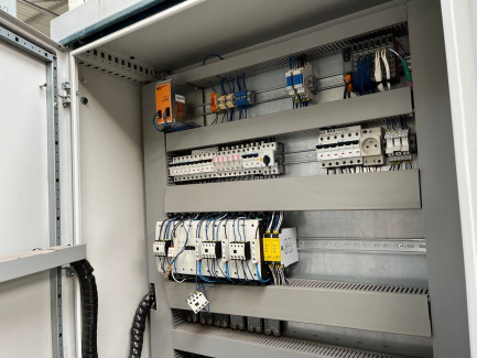 Zdjęcie przedmiotu: The ERA-TECH BMU 2 extruder and bottler is used in the plastics industry for the automatic production of thermoplastic containers by extrusion blow molding.