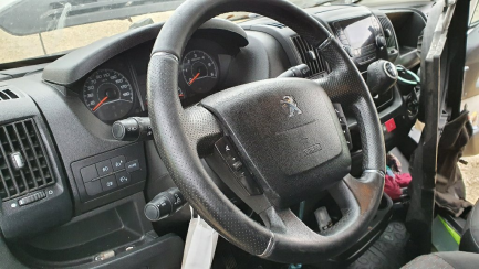 Zdjęcie przedmiotu: PEUGEOT/APD LUBOS BOXER/AL 435 BlueHDi Euro 6 1997ccm - 163HP 3,5t 16-19