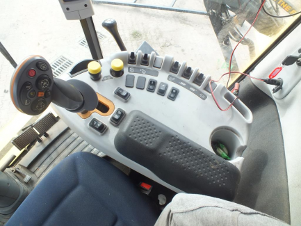 Zdjęcie przedmiotu: Kombajn zbożowy NEW HOLLAND TC 5.80 479 + header NEW HOLLAND 17 + w&oacute;zek