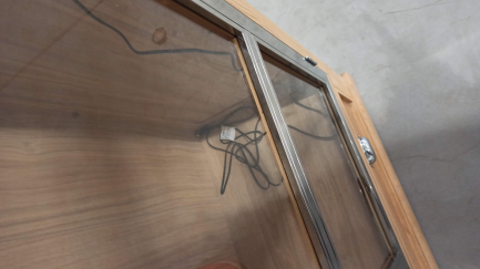 Zdjęcie przedmiotu: Zestaw mebli (WITRYNA KAS 2303 M CHROM, KOMODA 4D WITRYNOWA KAS 2306 WM CHROM, ST&Oacute;Ł Z METALOWYMI NOGAMI (200+2x50) TI 2350 M CHROM)