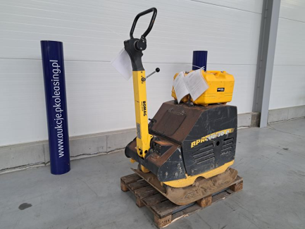 Zdjęcie przedmiotu: Реверсивна віброплита BOMAG BPR 100/80 D + лазерна система керування роботами NIVEL SYSTEM MC-1D + транспортний кейс + лазерний нівелір NIVEL SYSTEM NL540 з цифровим приймачем RD700 + транспортний кейс