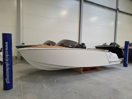 VTS FLYING SHARK CLASSIC 5.7 electric motor boat