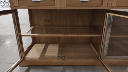 Zdjęcie przedmiotu: Zestaw mebli (WITRYNA KAS 2303 M CHROM, KOMODA 4D WITRYNOWA KAS 2306 WM CHROM, ST&Oacute;Ł Z METALOWYMI NOGAMI (200+2x50) TI 2350 M CHROM)