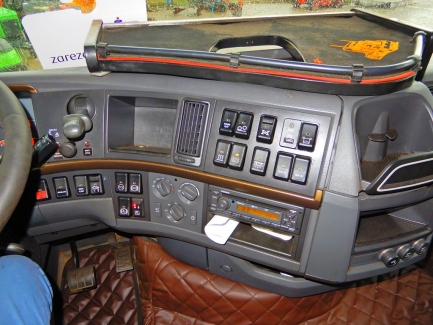 Zdjęcie przedmiotu: AUCTION OF THE DAY Volvo FH 16 700 6x4 Globetrotter Euro 5 with BERGS FOGEN timber body with JONSERED 1080 crane