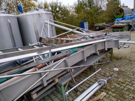 Zdjęcie przedmiotu: A line for the production of juices consisting of three units: sorting, grinding and squeezing juice as well as juice packaging and packing.