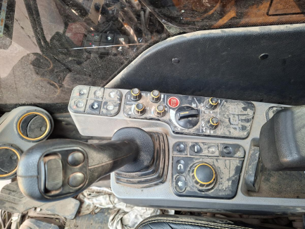 Zdjęcie przedmiotu: Гусеничний екскаватор JCB 220X + валкова головка GREENTEC UFKES FC 370 для обрізки дерев та кущів