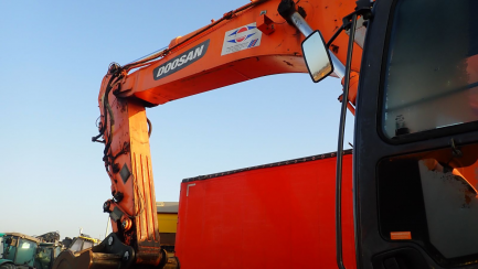 Zdjęcie przedmiotu: DOOSAN Infracore Co., Ltd. DX530LC-3 tracked excavator