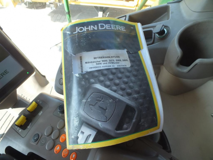 Zdjęcie przedmiotu: JOHN DEERE S690 S600 harvester + header JOHN DEERE model 635R with a header carriage