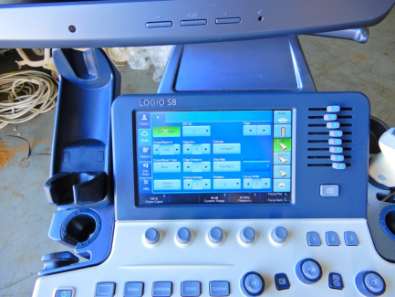 Zdjęcie przedmiotu: GE Ultrasound Korea ultrasound machine. Ltd. LOGIQ S8 R1 is R2 UPG