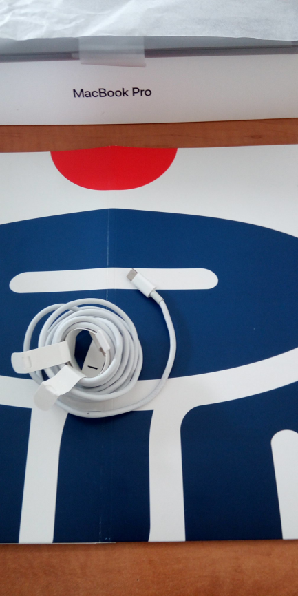 Zdjęcie przedmiotu: Apple MacBook Pro 13-inch with Touch Bar 2.4GHz quad-core 8th generation Intel Core i5 processor, 16GB, 512GB, Space Gray