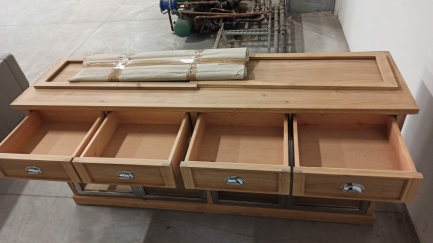 Zdjęcie przedmiotu: Zestaw mebli (WITRYNA KAS 2303 M CHROM, KOMODA 4D WITRYNOWA KAS 2306 WM CHROM, ST&Oacute;Ł Z METALOWYMI NOGAMI (200+2x50) TI 2350 M CHROM)