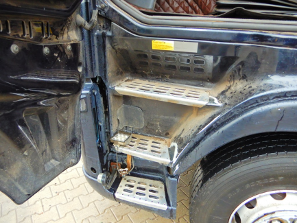 Zdjęcie przedmiotu: AUCTION OF THE DAY Volvo FH 16 700 6x4 Globetrotter Euro 5 with BERGS FOGEN timber body with JONSERED 1080 crane