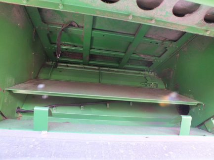 Zdjęcie przedmiotu: JOHN DEERE S690 S600 harvester + header JOHN DEERE model 635R with a header carriage