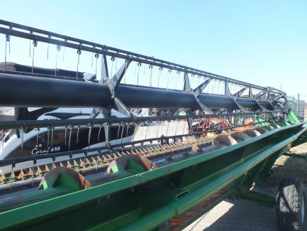 Zdjęcie przedmiotu: JOHN DEERE S690 S600 harvester + header JOHN DEERE model 635R with a header carriage