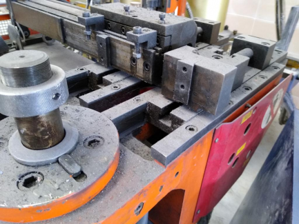 Zdjęcie przedmiotu: Jiangsu Hefeng Mechanical Making Co., Ltd. (China) DW50NC. Hydraulic bending machine