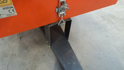 Zdjęcie przedmiotu: Przyczepka i rozsiewacz PROFI