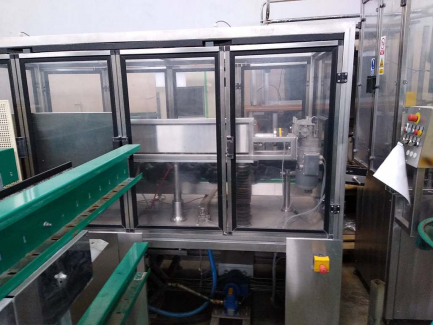 Zdjęcie przedmiotu: A line for the production of juices consisting of three units: sorting, grinding and squeezing juice as well as juice packaging and packing.