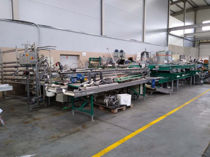 Zdjęcie przedmiotu: A line for the production of juices consisting of three units: sorting, grinding and squeezing juice as well as juice packaging and packing.