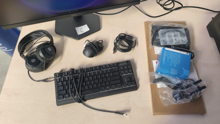 Zdjęcie przedmiotu: Zestaw komputerowy: Komputer stacjonarny Intel Core i5-12400F, RTX 5060, 32GB, 2TB M2, WIN 11 Pro + Monitor LED 27" AOC 27G4X + Słuchawki + Klawiatura  + Myszka 
