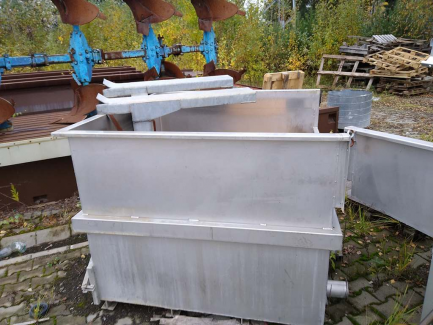 Zdjęcie przedmiotu: A line for the production of juices consisting of three units: sorting, grinding and squeezing juice as well as juice packaging and packing.