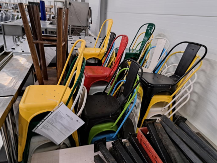 Zdjęcie przedmiotu: Zestaw krzeseł oraz stoł&oacute;w