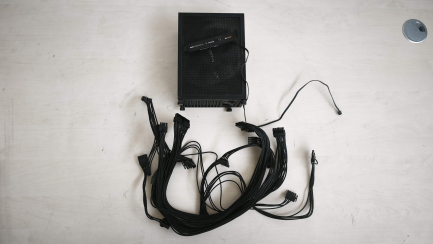 Zdjęcie przedmiotu: A set of computer components