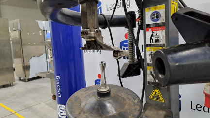 Zdjęcie przedmiotu: ROCKS OK-08.3111 automatic tire changer for passenger cars and vans + Auxiliary arm for handling low-profile and run-flat tires