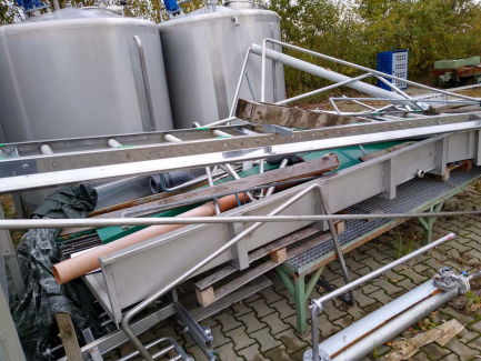 Zdjęcie przedmiotu: A line for the production of juices consisting of three units: sorting, grinding and squeezing juice as well as juice packaging and packing.