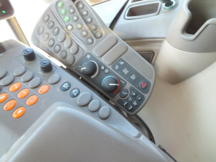 Zdjęcie przedmiotu: JOHN DEERE S690 S600 harvester + header JOHN DEERE model 635R with a header carriage