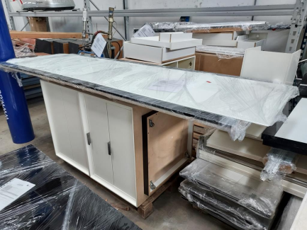 Zdjęcie przedmiotu: Обладнання магазину - меблі (каса, шафа для книг, кубики з висувними ящиками, фронтальні меблі)