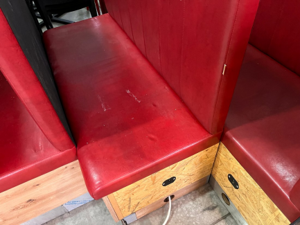 Zdjęcie przedmiotu: A set of restaurant furniture