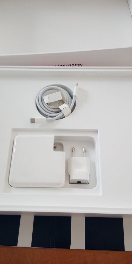 Zdjęcie przedmiotu: Apple MacBook Pro 13-inch with Touch Bar 2.4GHz quad-core 8th generation Intel Core i5 processor, 16GB, 512GB, Space Gray