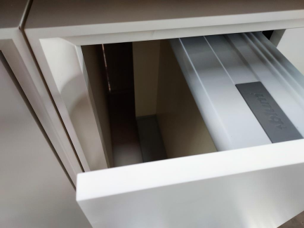 Zdjęcie przedmiotu: Обладнання магазину - меблі (каса, шафа для книг, кубики з висувними ящиками, фронтальні меблі)