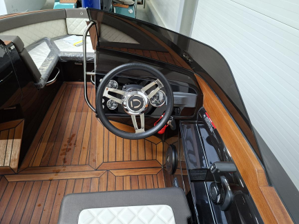 Zdjęcie przedmiotu: VTS FLYING SHARK BOWRIDER 5.7 motorboat