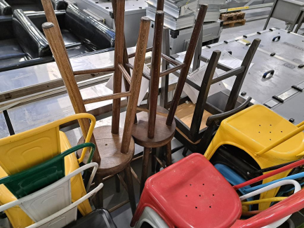 Zdjęcie przedmiotu: Zestaw krzeseł oraz stoł&oacute;w