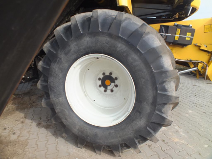 Zdjęcie przedmiotu: Kombajn zbożowy NEW HOLLAND TC 5.80 479 + header NEW HOLLAND 17 + w&oacute;zek