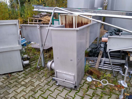 Zdjęcie przedmiotu: A line for the production of juices consisting of three units: sorting, grinding and squeezing juice as well as juice packaging and packing.