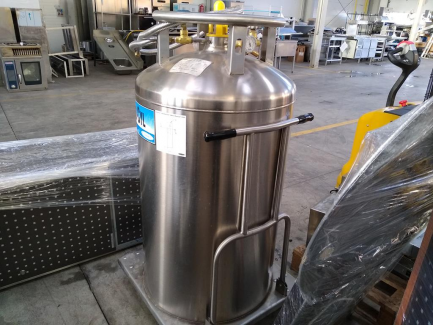Zdjęcie przedmiotu: Cryogenic chamber P.P.H JUKA KRIOSAUNA 0104-1 + Tank for liquid nitrogen