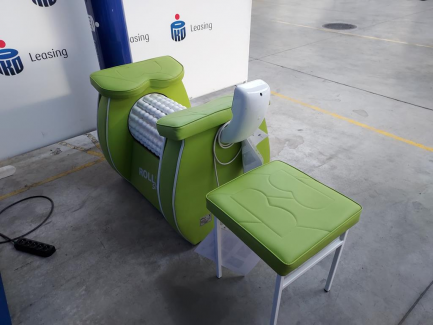 Zdjęcie przedmiotu: A cosmetic device used for massage with rotating roller equipped with an IR lamp supporting the effects of the STUDIO FIGURA Roll Shaper treatment