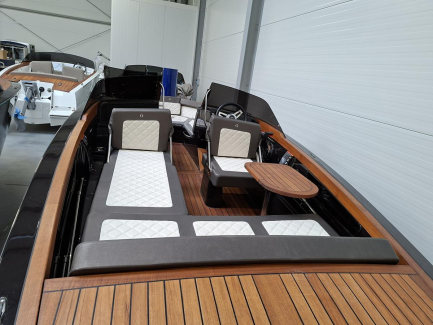 Zdjęcie przedmiotu: VTS FLYING SHARK BOWRIDER 5.7 motorboat