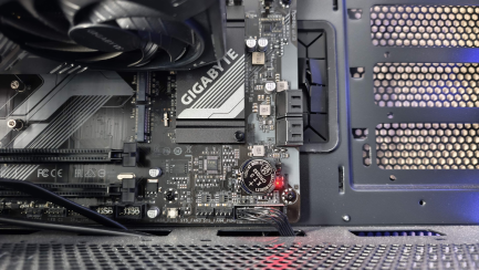 Zdjęcie przedmiotu: Zestaw komputerowy: Komputer stacjonarny Intel Core i5-12400F, RTX 5060, 32GB, 2TB M2, WIN 11 Pro + Monitor LED 27" AOC 27G4X + Słuchawki + Klawiatura  + Myszka 