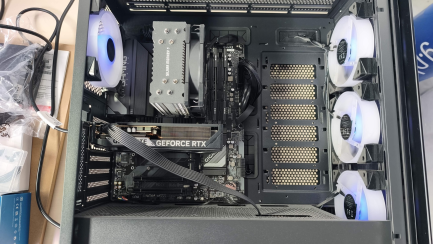Zdjęcie przedmiotu: Zestaw komputerowy: Komputer stacjonarny Intel Core i5-12400F, RTX 5060, 32GB, 2TB M2, WIN 11 Pro + Monitor LED 27" AOC 27G4X + Słuchawki + Klawiatura  + Myszka 