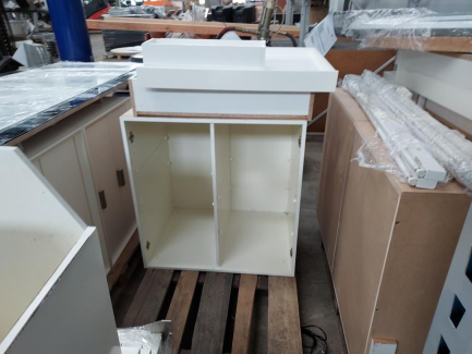 Zdjęcie przedmiotu: Обладнання магазину - меблі (каса, шафа для книг, кубики з висувними ящиками, фронтальні меблі)