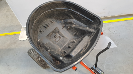 Zdjęcie przedmiotu: Przyczepka i rozsiewacz PROFI