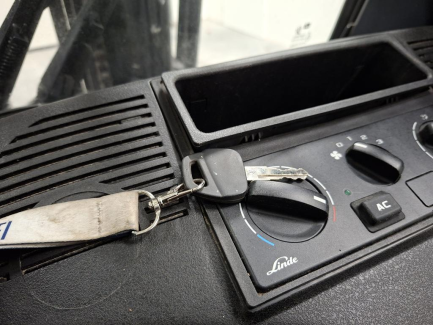 Zdjęcie przedmiotu: W&oacute;zek widłowy LINDE H20T-01